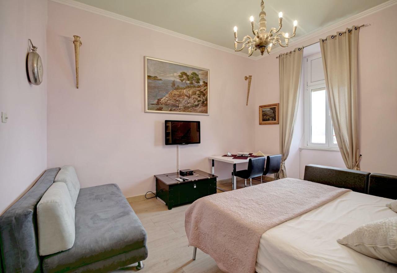 The Beachfront Old Town Apartman